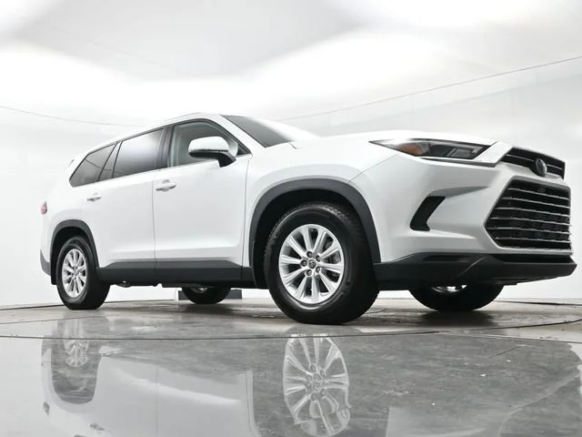 Used 2024 Wind Chill Pearl Toyota XLE image 26