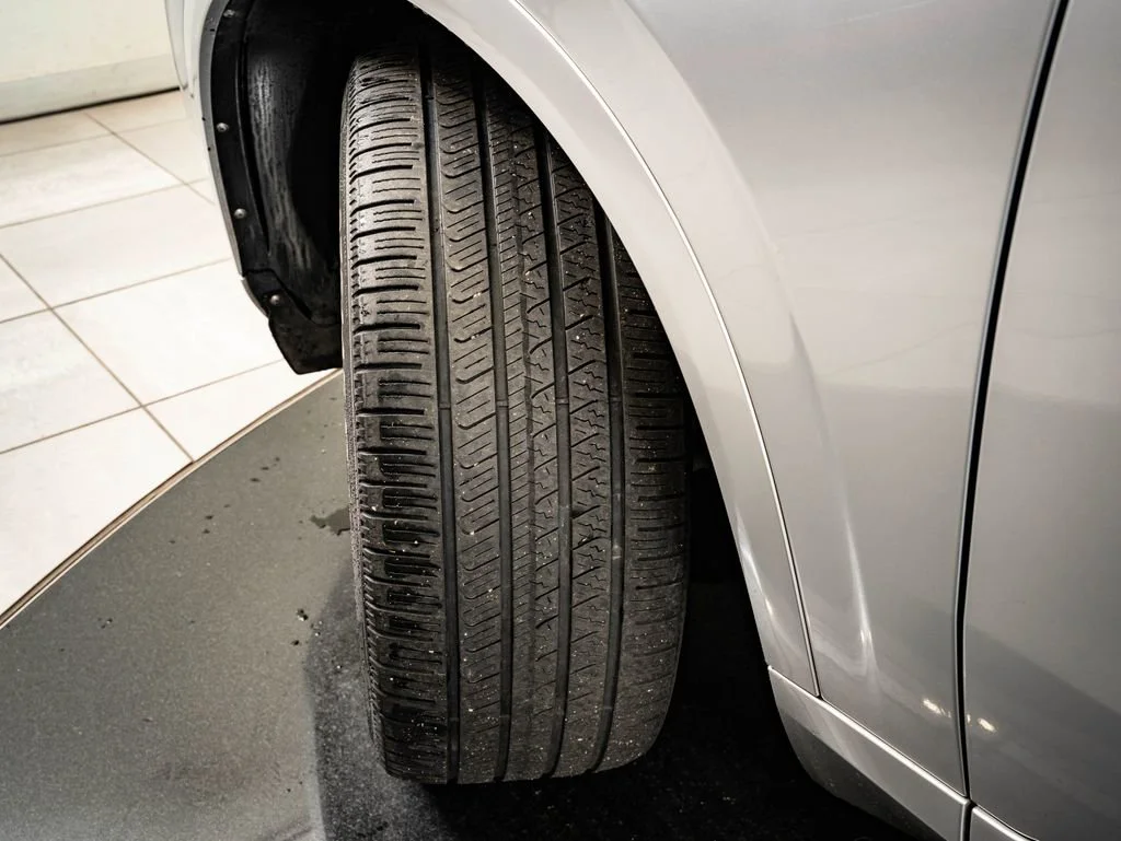 Used 2018 Bright Silver Metallic Volvo T6 Momentum image 53