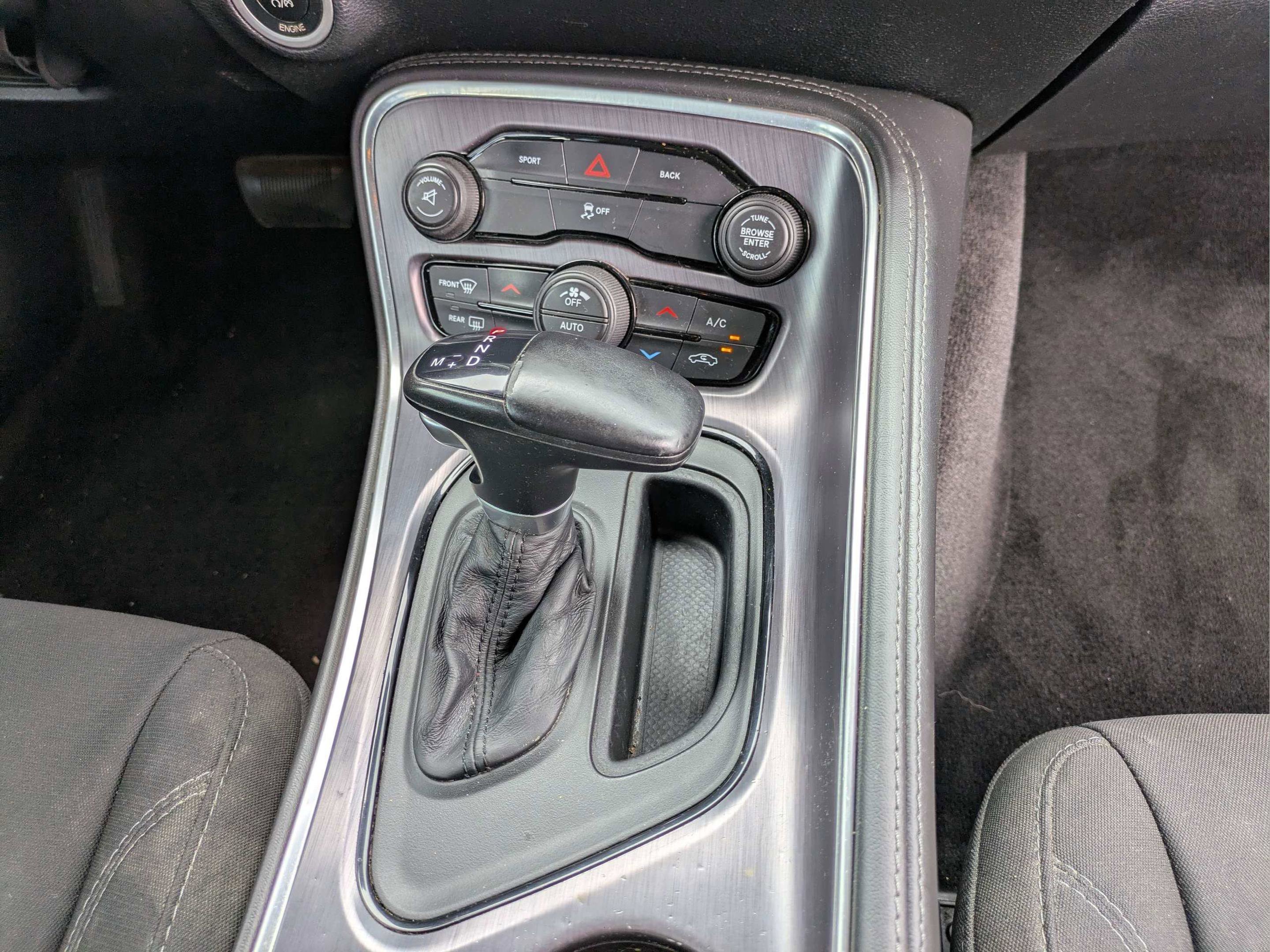 Used 2015 Bright White Clearcoat Dodge SXT image 17