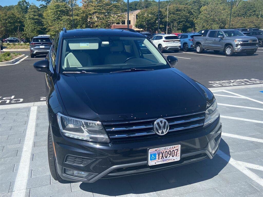 Used 2018 Deep Black Pearl Metallic Volkswagen SE image 2