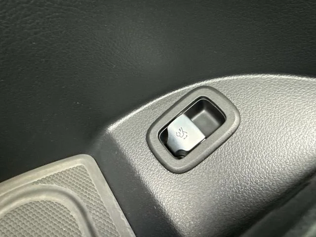 Used 2024  Mercedes-Benz GLC 300 image 23