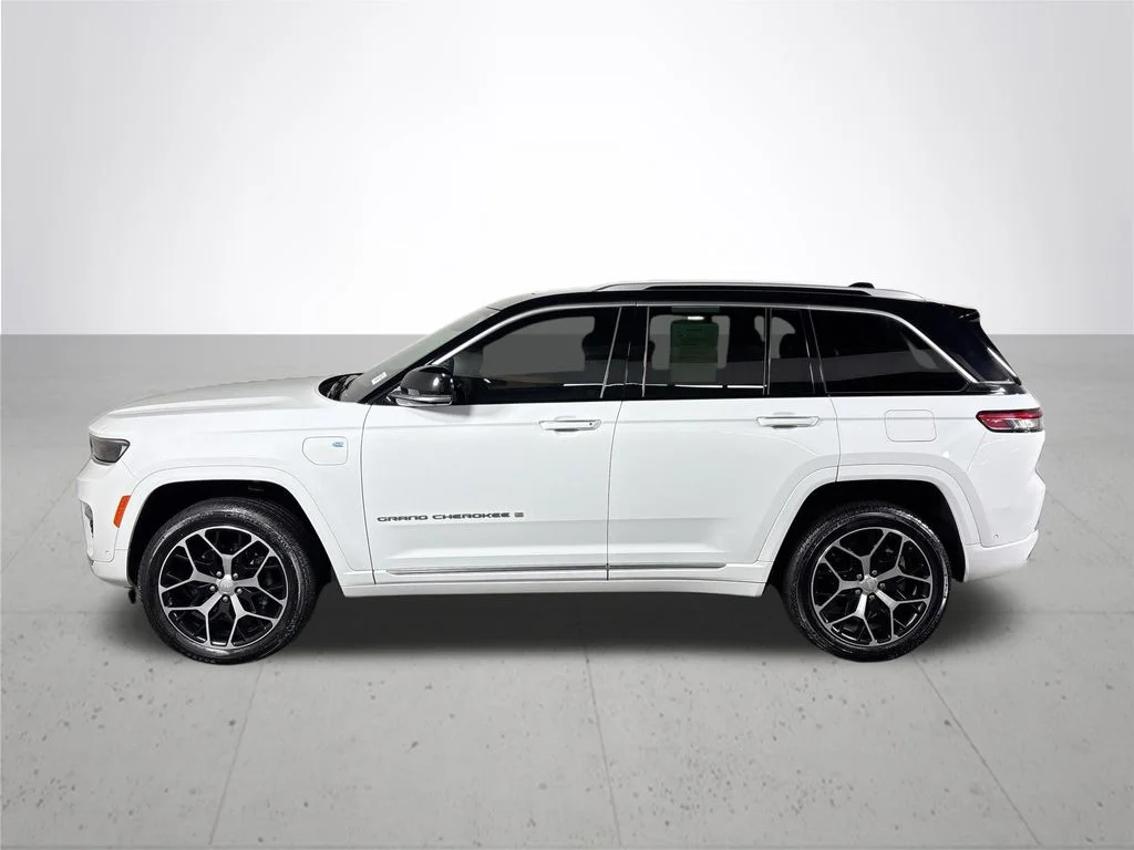 Used 2022 White Jeep Summit Reserve 4xe image 9