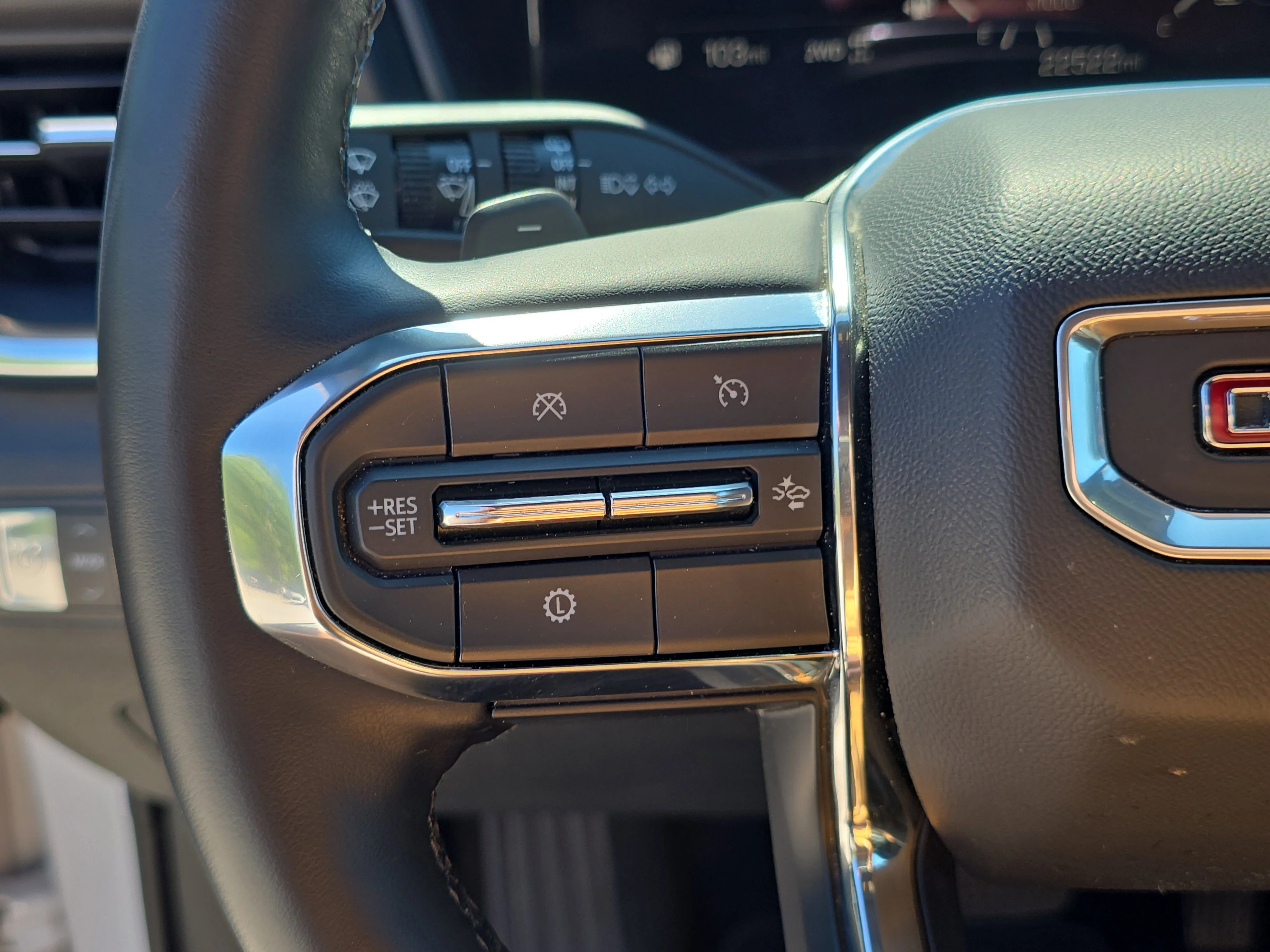 Used 2025 Summit White GMC AWD Elevation image 28