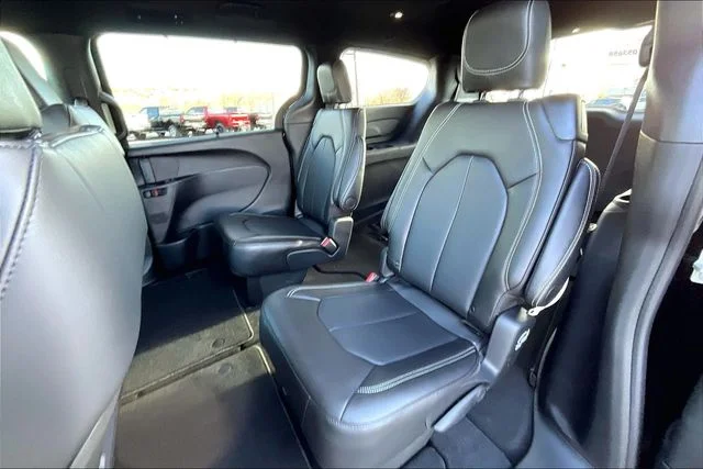 New 2026 Diamond Black Crystal Pearl-Coat Exterior Paint Chrysler Select image 10