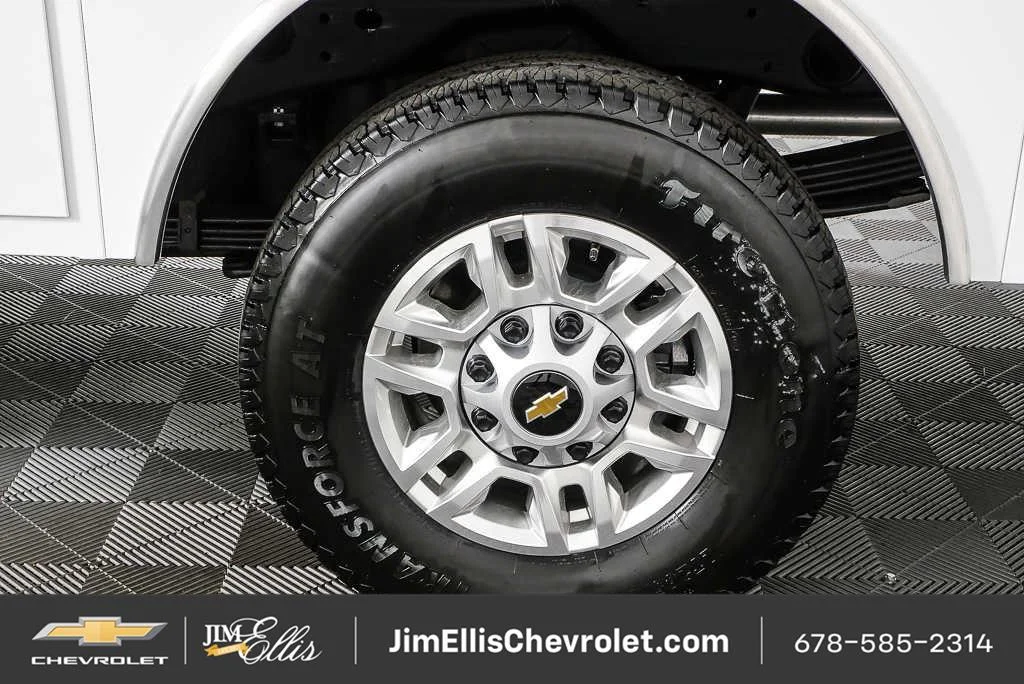 New 2026 Summit White Chevrolet WT image 31