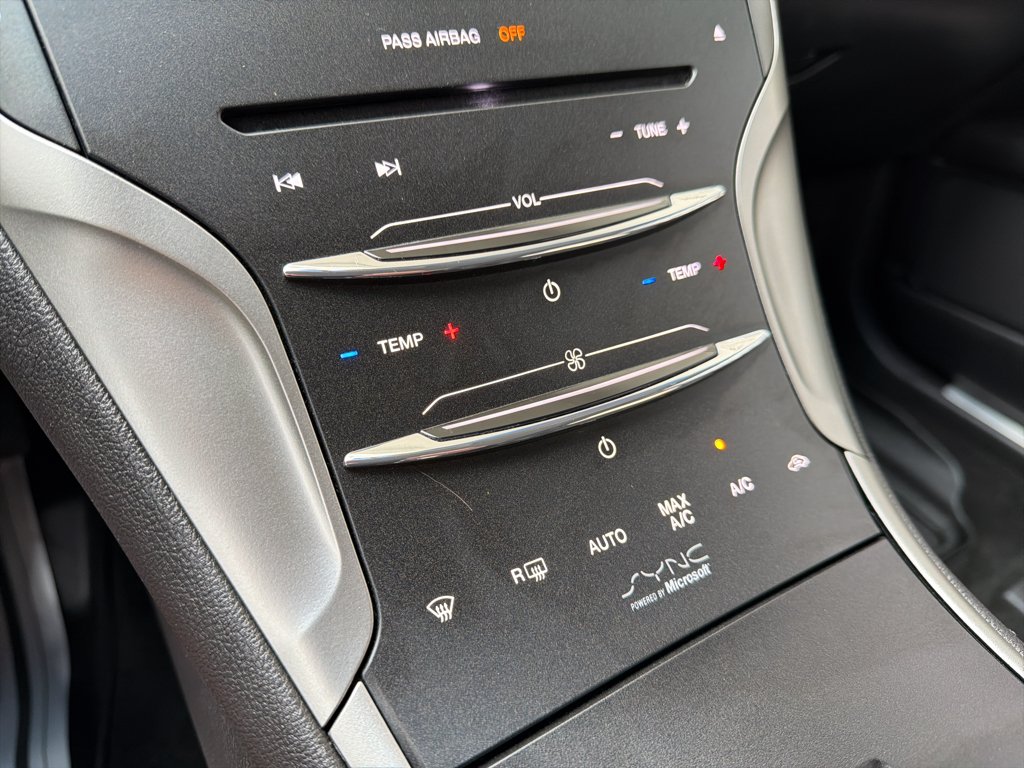 Used 2013 Silver Lincoln Base image 18