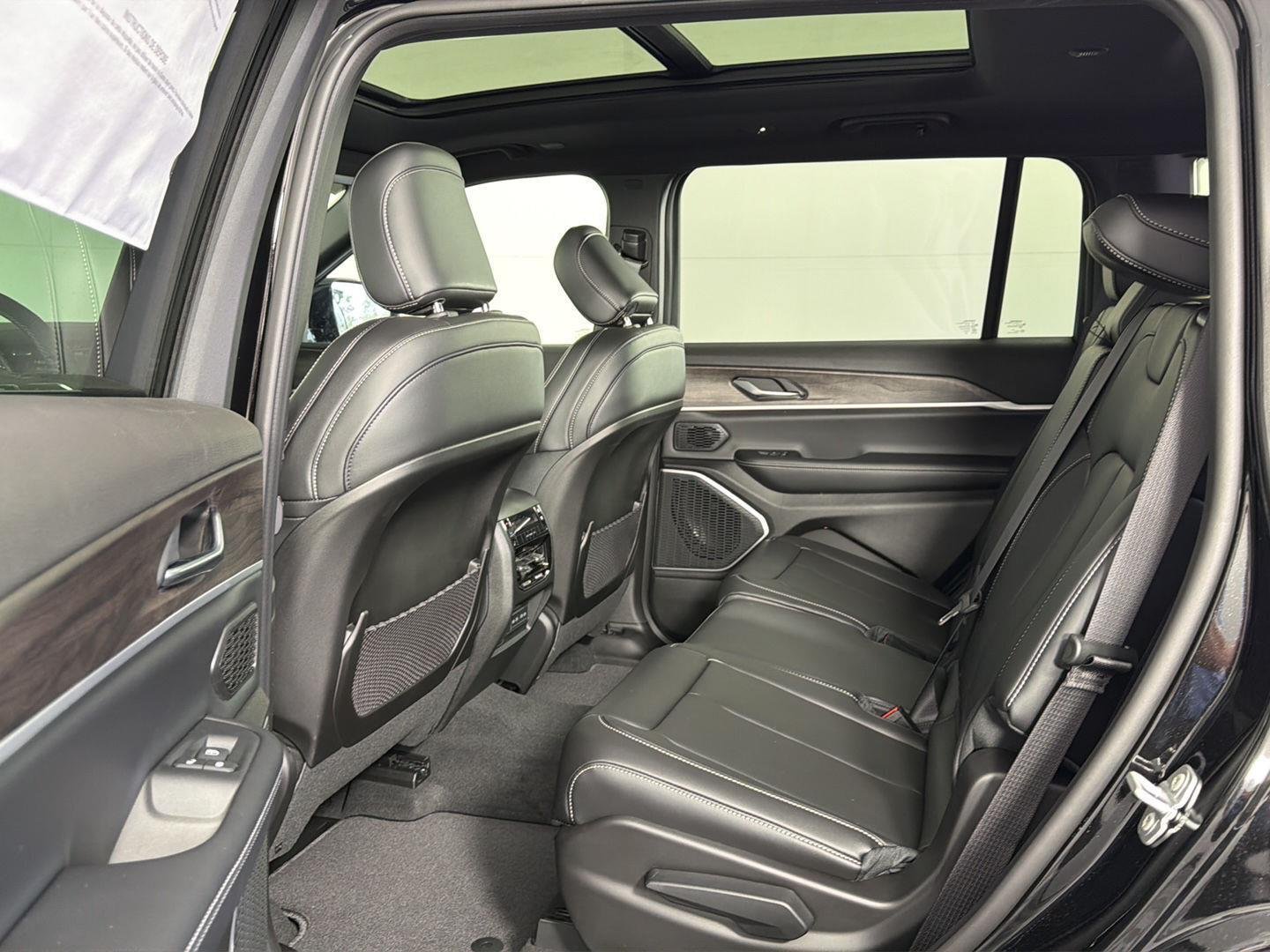 New 2026 Diamond Black Crystal Pearl-Coat Exterior Paint Jeep Limited image 8