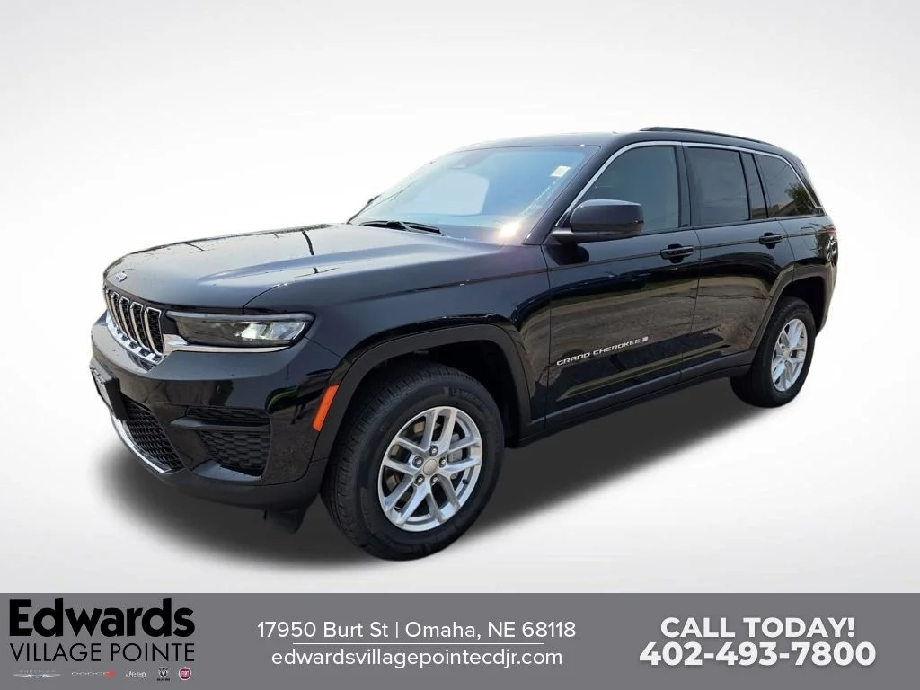 New 2026 Diamond Black Crystal Pearl-Coat Exterior Paint Jeep Laredo X image 7