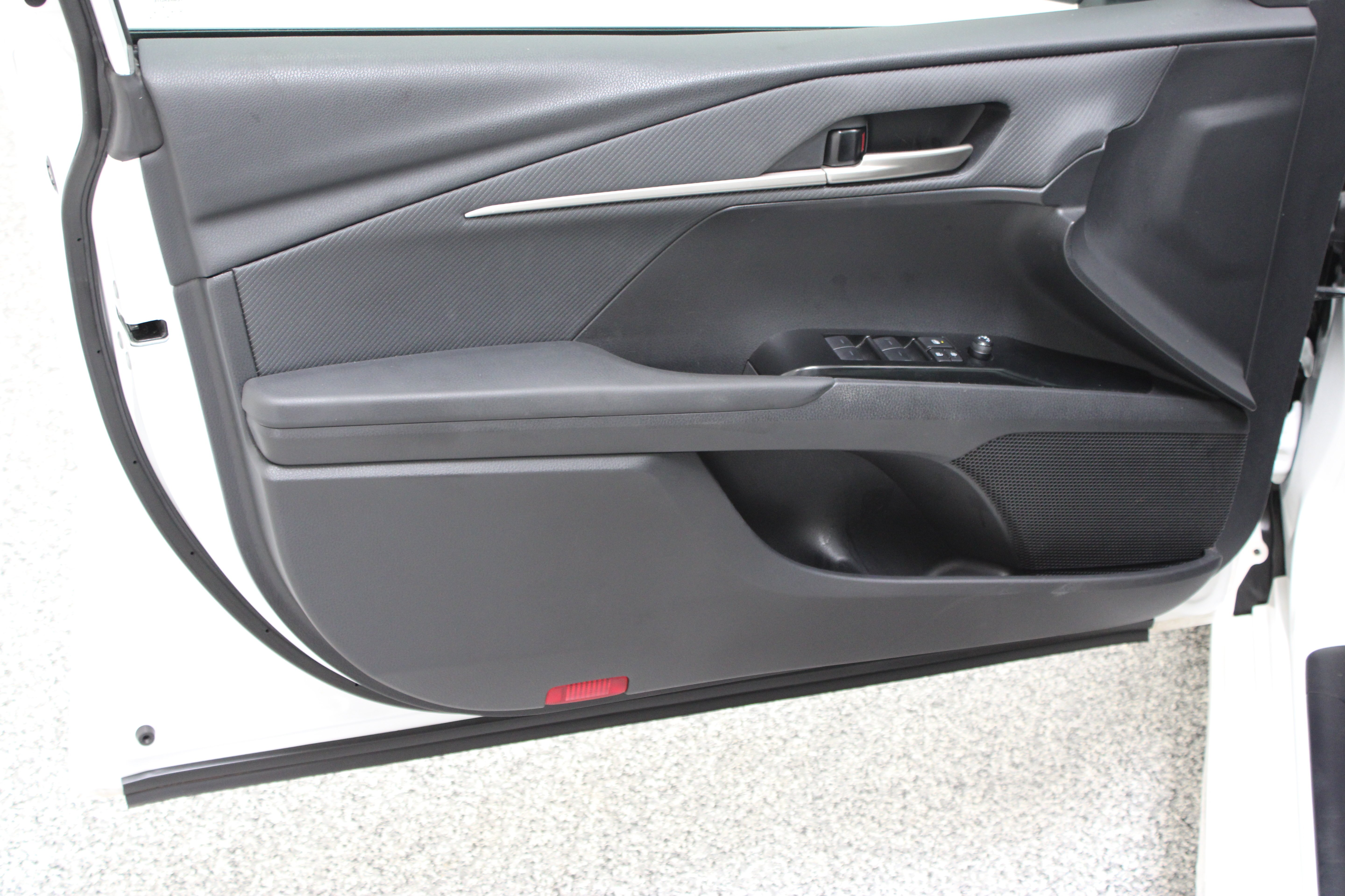 Used 2025 BLIZZARD PEARL Toyota SE image 12