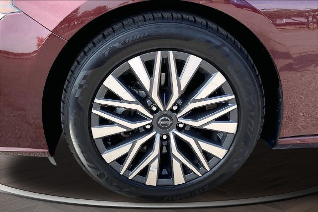 Used 2024 Red Nissan 2.5 SV image 9