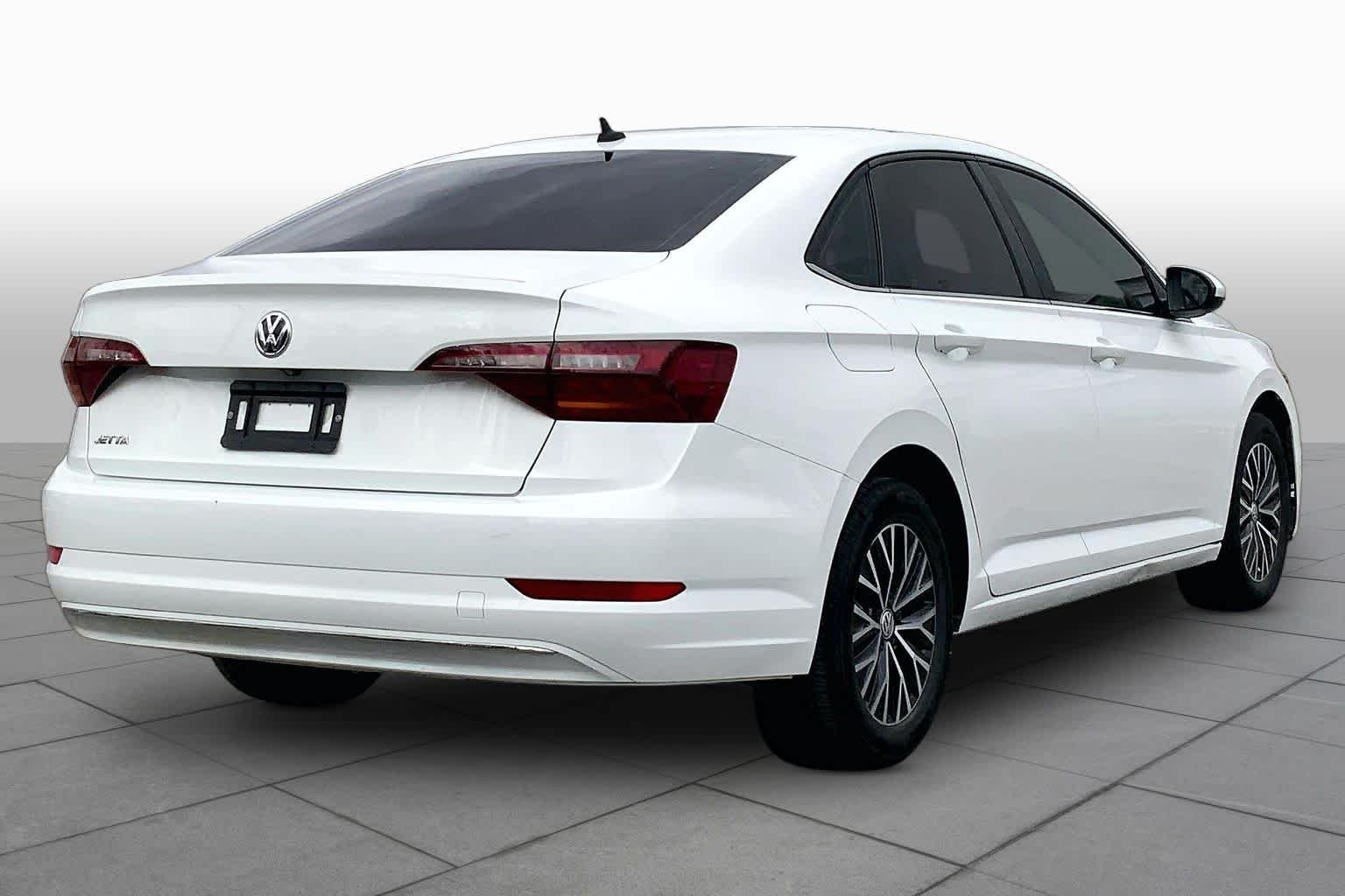 Used 2019 Pure White Volkswagen SE image 10