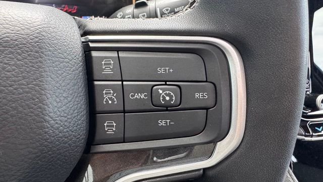 Used 2024 Diamond Black Crystal Pearlcoat Jeep Base image 30