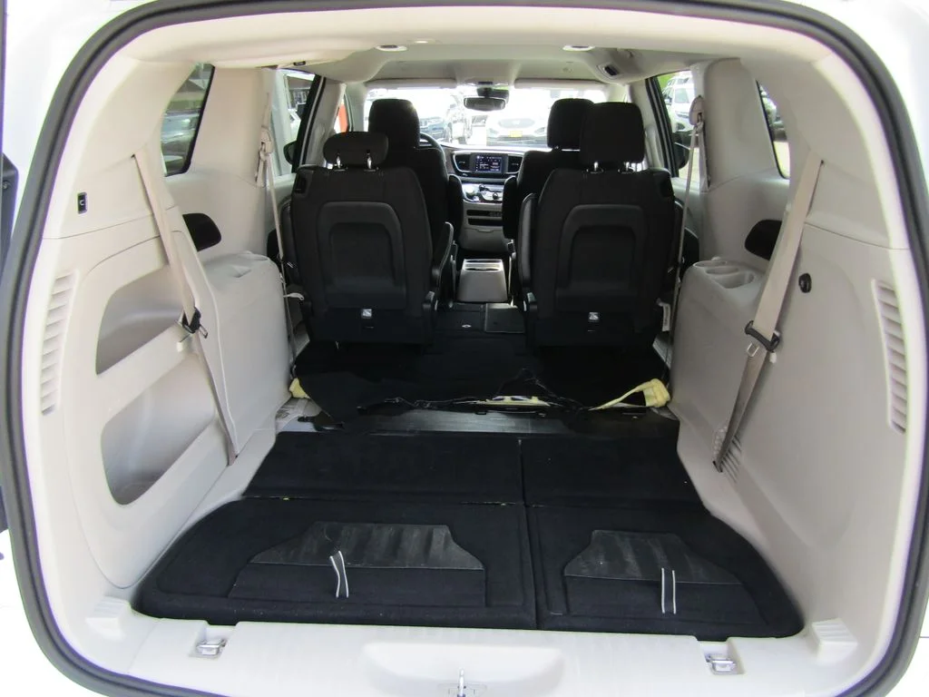 Used 2023 White Chrysler LX image 32