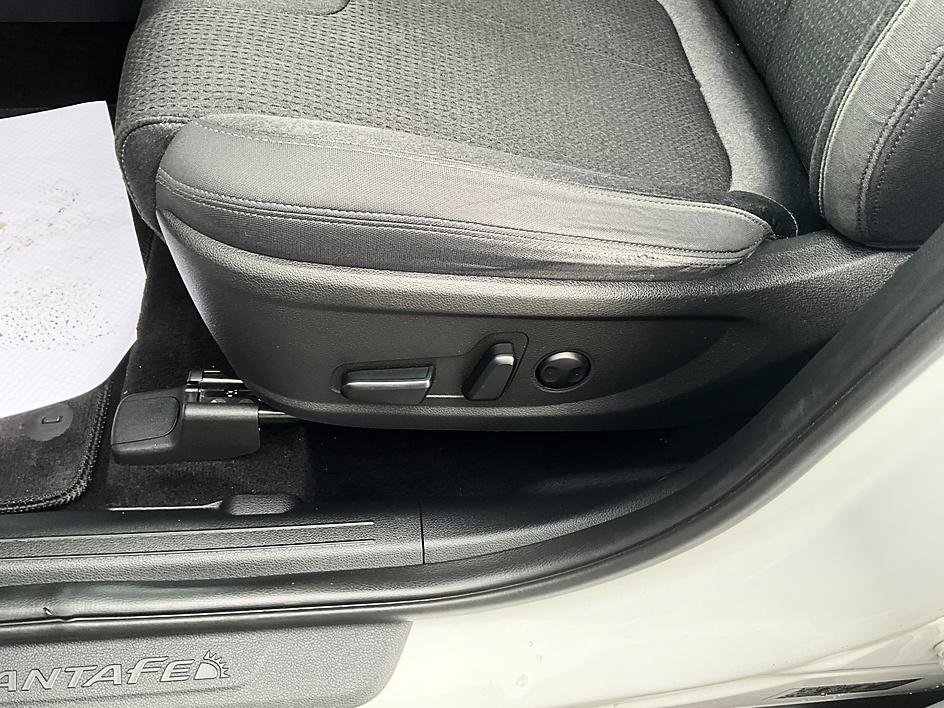 Used 2023 White Hyundai SEL image 16