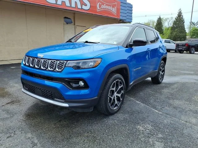 Used 2024  Jeep Limited image 8
