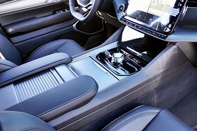 New 2026 Bright White Clear-Coat Exterior Paint Jeep Limited Altitude image 13