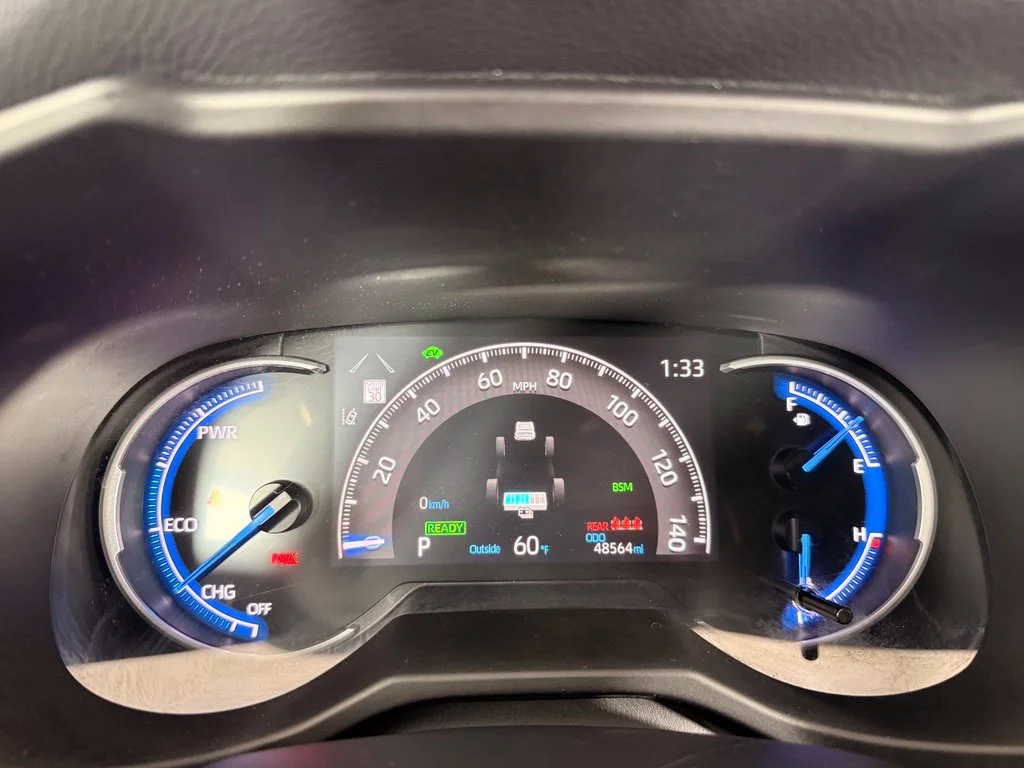 Used 2025 White Toyota XLE image 30