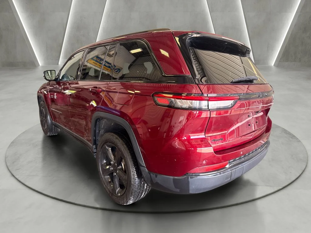 Used 2023 Red Jeep Altitude X image 5