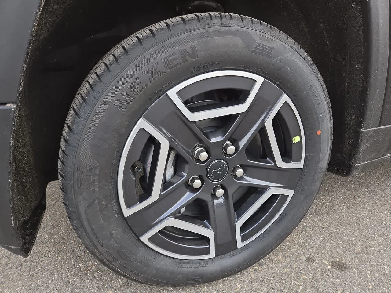 New 2026 Diamond Black Crystal Pearl-Coat Exterior Paint Jeep Laredo image 10