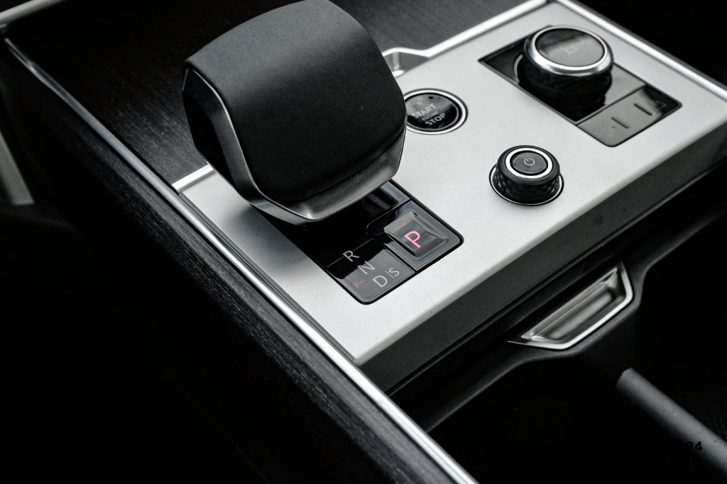 New 2027 Fuji White Land Rover SE image 24
