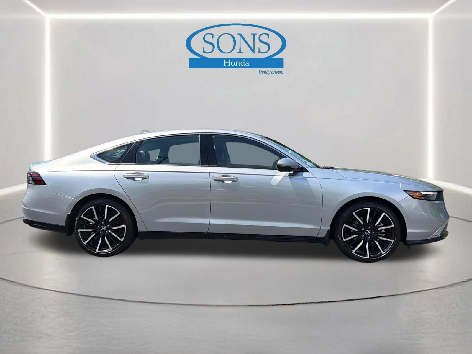 Certified Used 2025 Solar Silver Metallic Honda Touring image 26