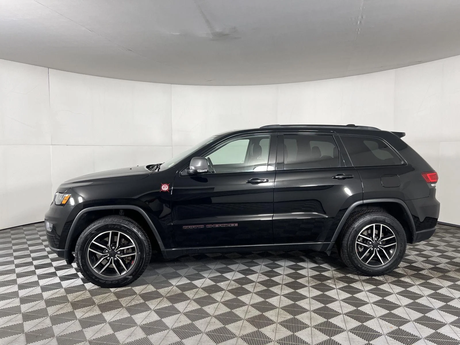Used 2021 Diamond Black Crystal Pearlcoat Jeep Trailhawk image 6