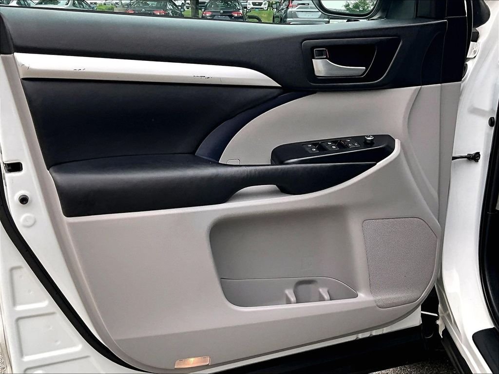 Used 2019 White Toyota XLE image 9