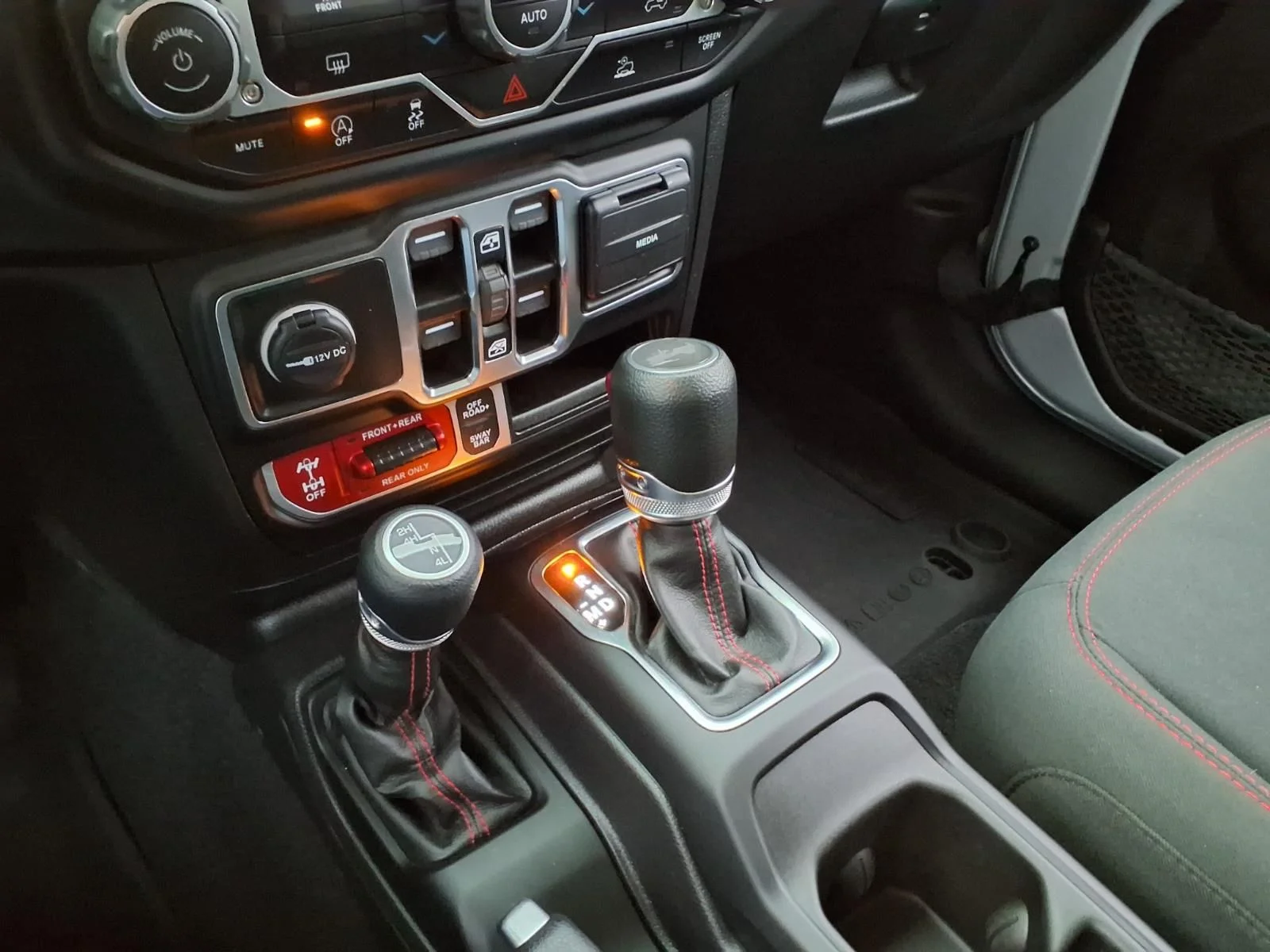Used 2023 Silver Jeep Rubicon image 25