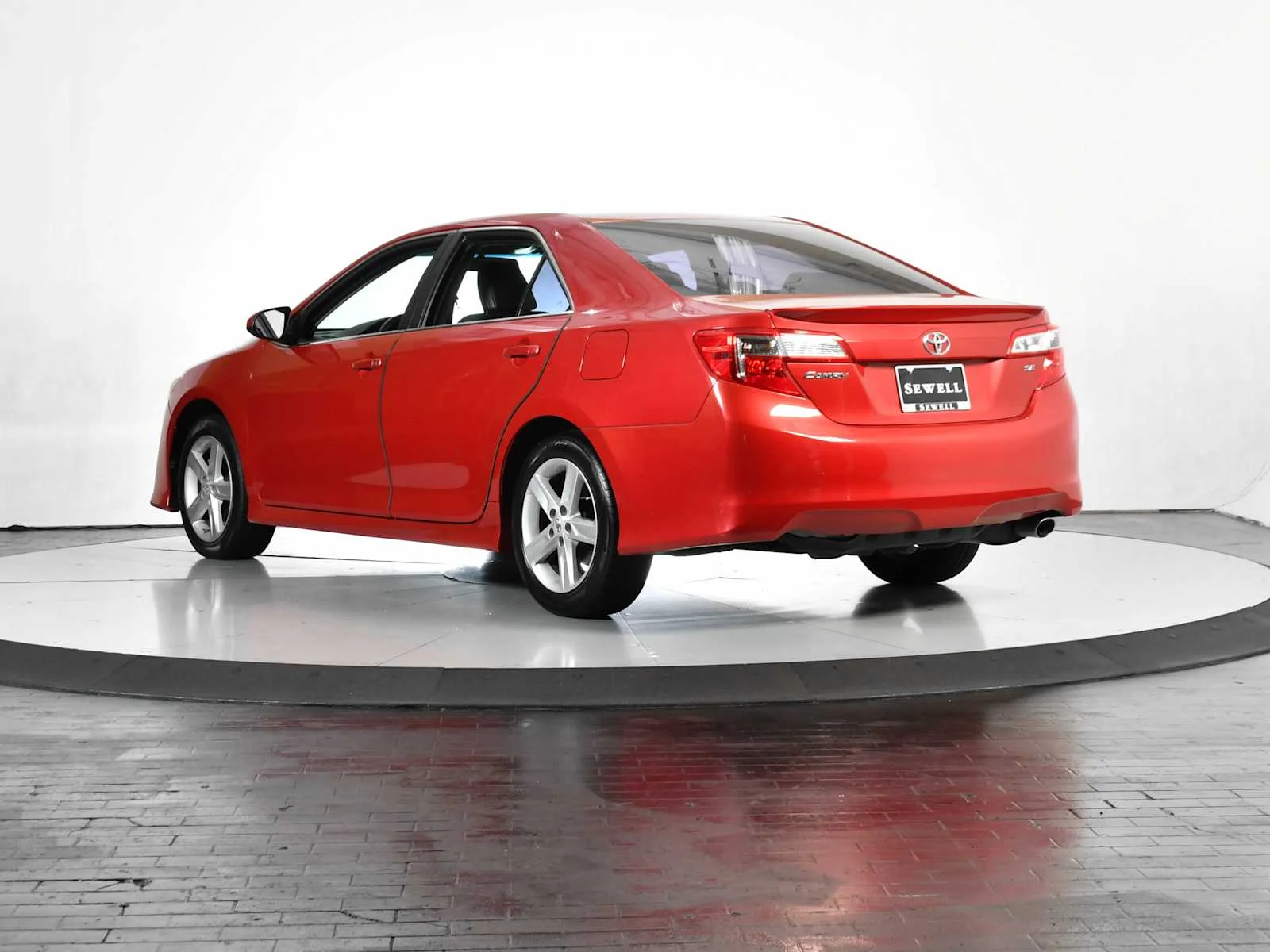 Used 2013 Barcelona Red Metallic Toyota SE image 4
