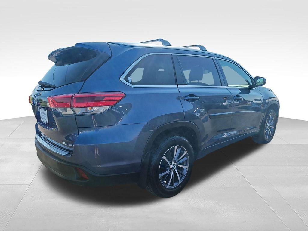 Used 2018 Blue Toyota XLE image 5