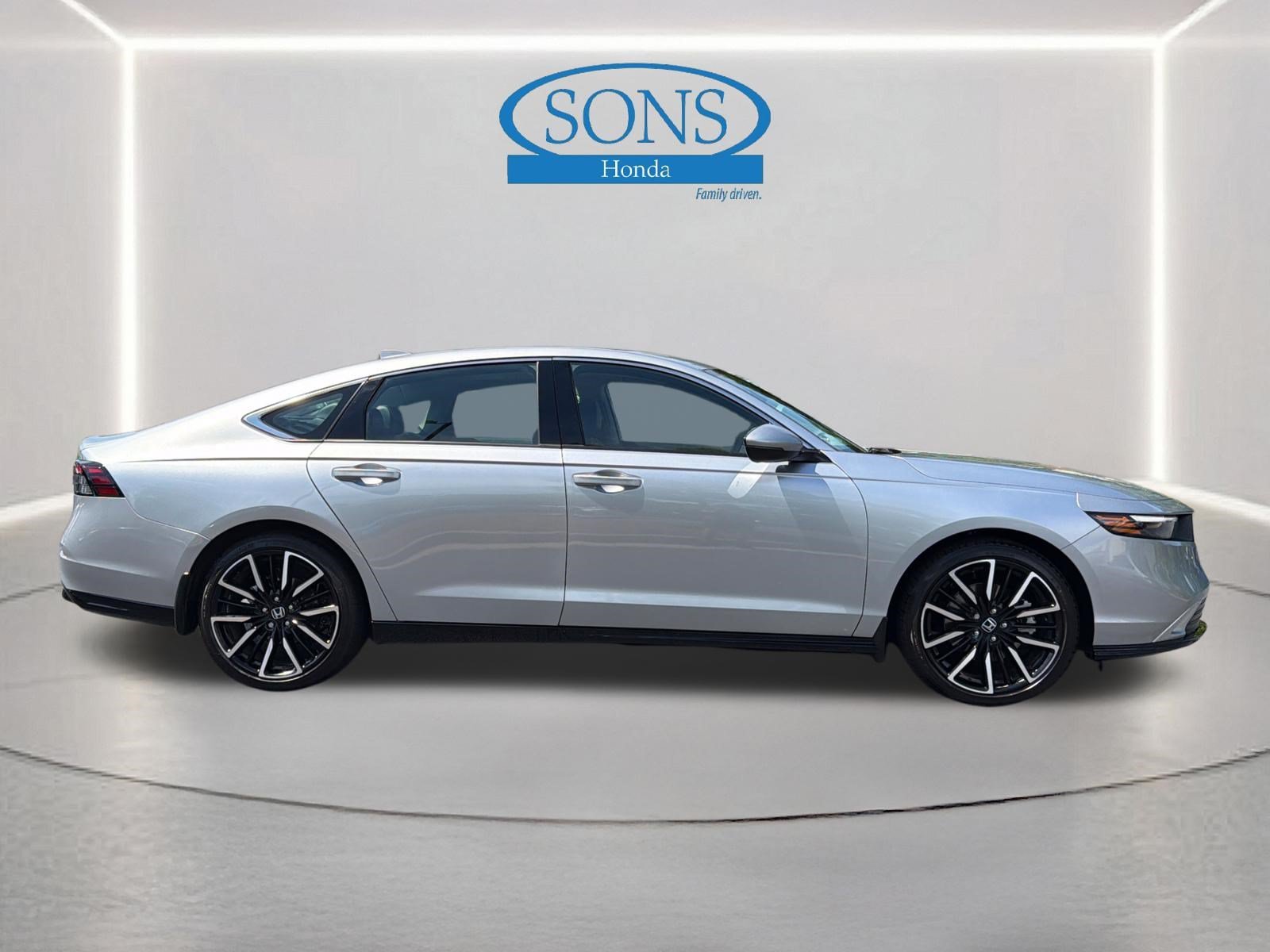 Certified Used 2025 Solar Silver Metallic Honda Touring image 26