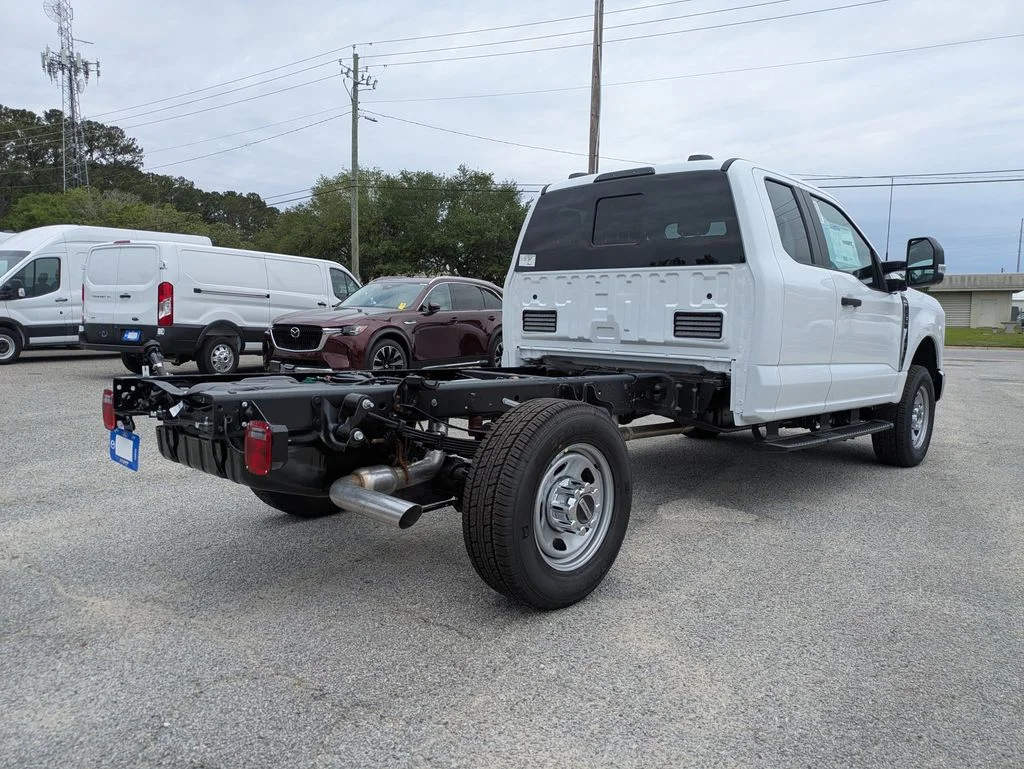 New 2026 Oxford White Ford XL image 4