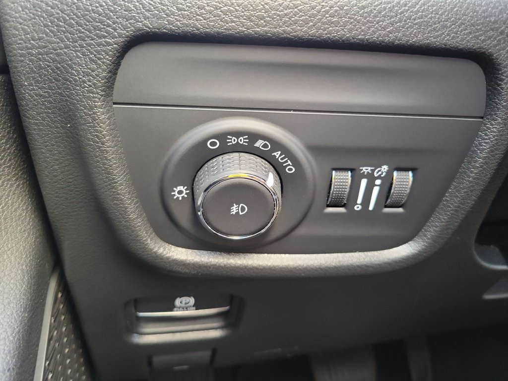 Used 2022 Bright White Clearcoat Jeep Limited image 26