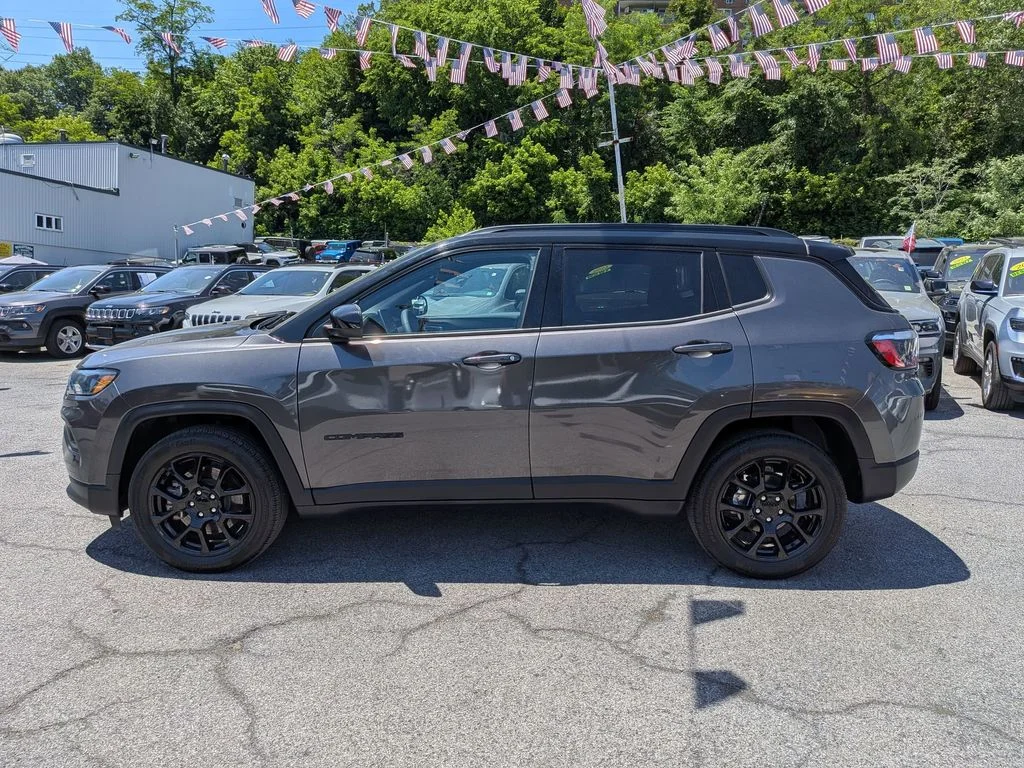 Used 2023 Gray Jeep Latitude image 10