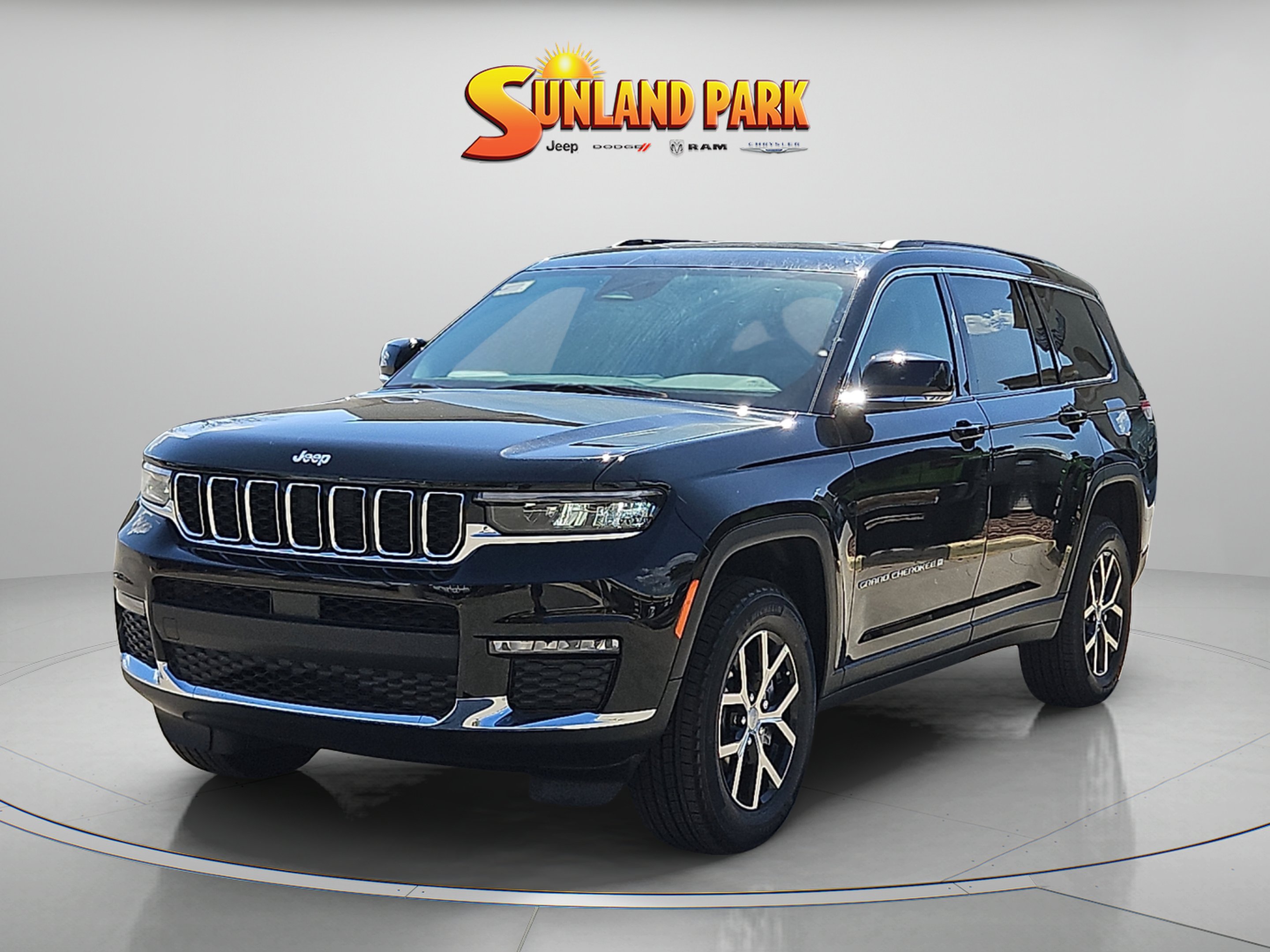 New 2025 Diamond Black Crystal Pearl-Coat Exterior Paint Jeep Limited image 2