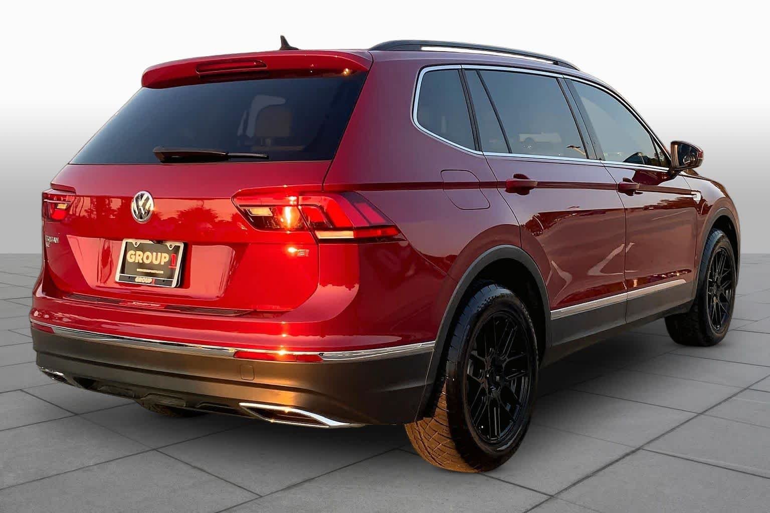 Used 2018 Cardinal Red Metallic Volkswagen SE image 13