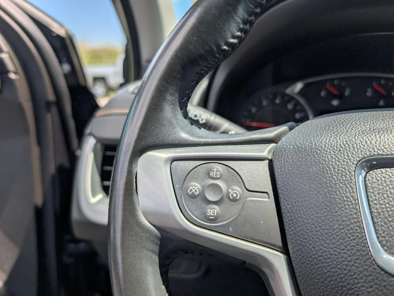 Used 2018 Graphite Gray Metallic GMC SLE image 11