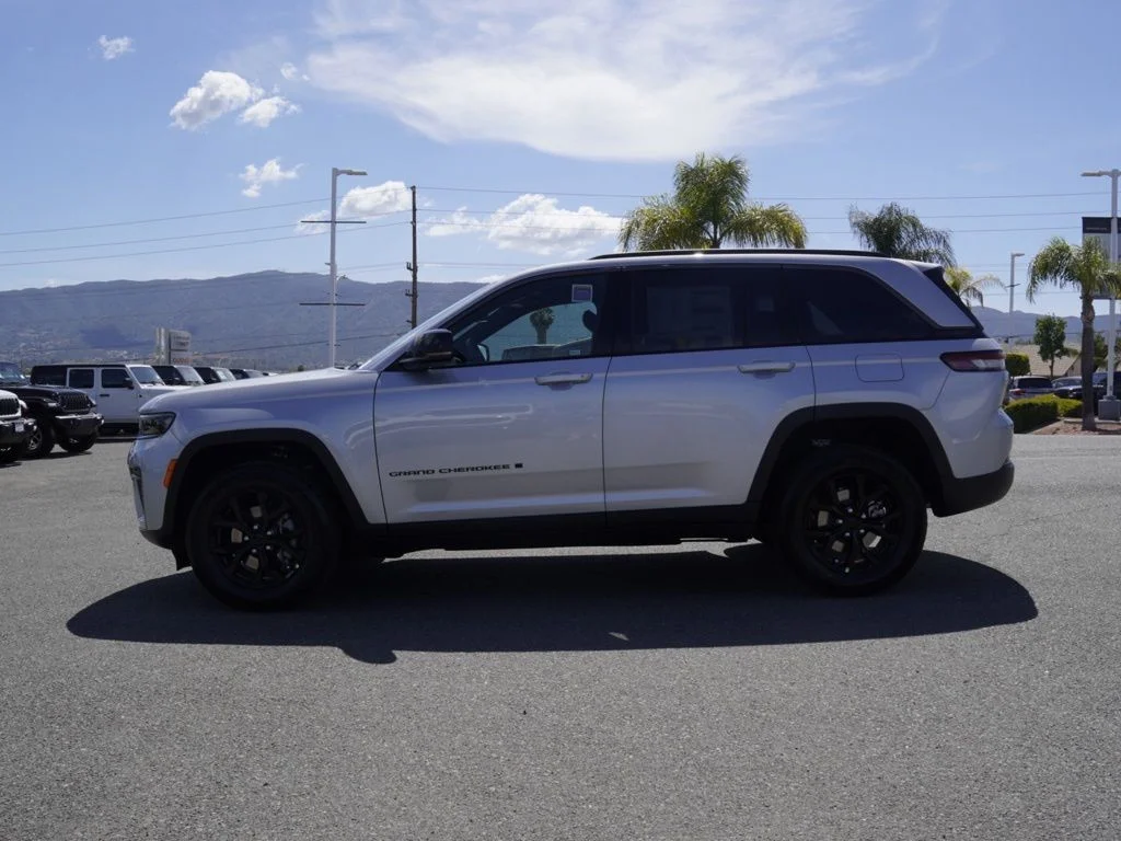 New 2026 Silver Zynith Exterior Paint Jeep Laredo Altitude image 6