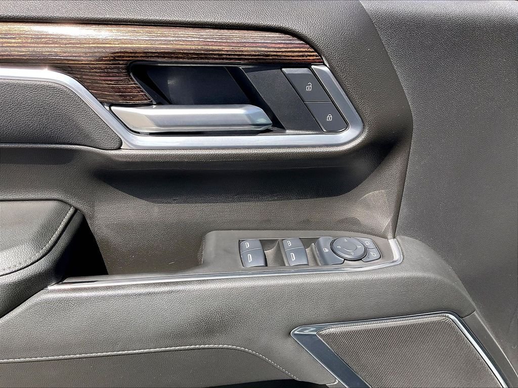 Used 2025 Summit White GMC Elevation image 36