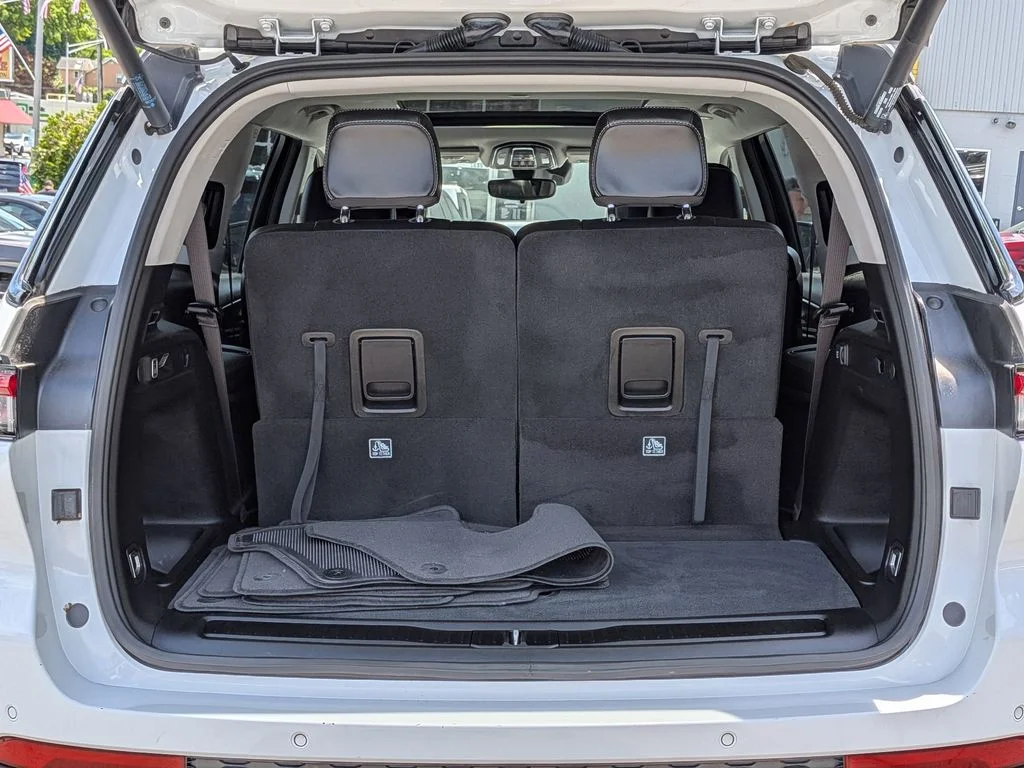 Used 2023 White Jeep Limited image 9
