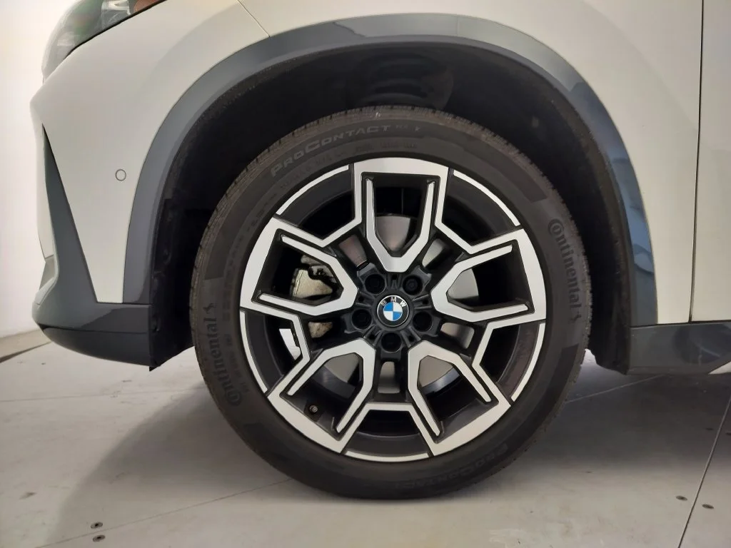 Used 2025 White BMW xDrive28i image 5