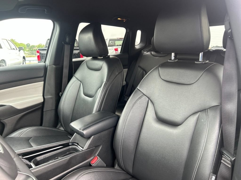 Used 2025 Silver Jeep Limited 4x4 image 18
