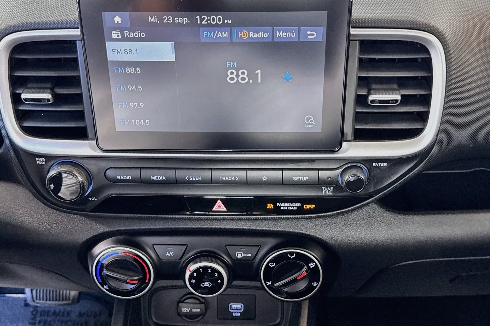 Used 2020 Ceramic White Hyundai SE image 15