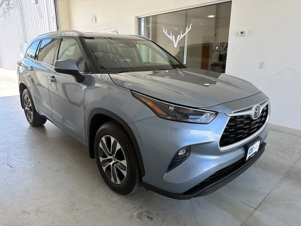 Used 2022 Moon Dust Toyota XLE image 1