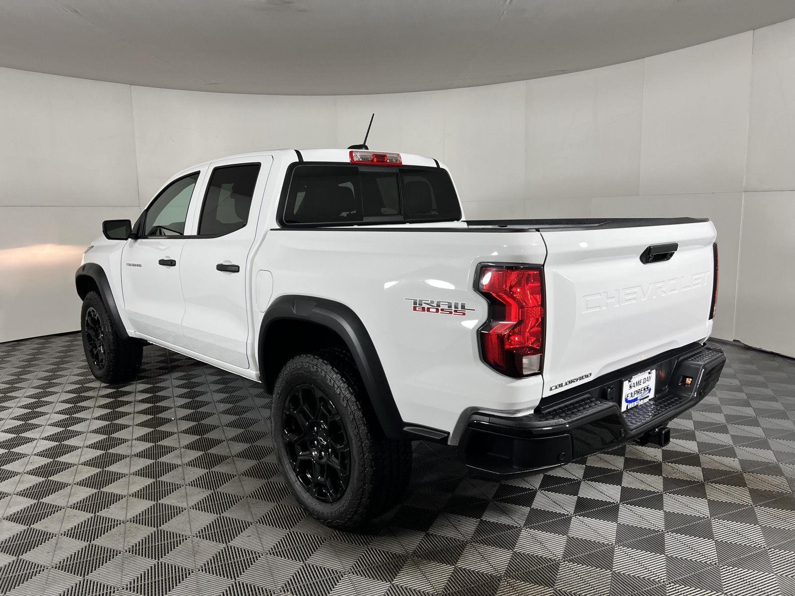 Used 2026 Summit White Chevrolet 4WD Trail Boss image 2