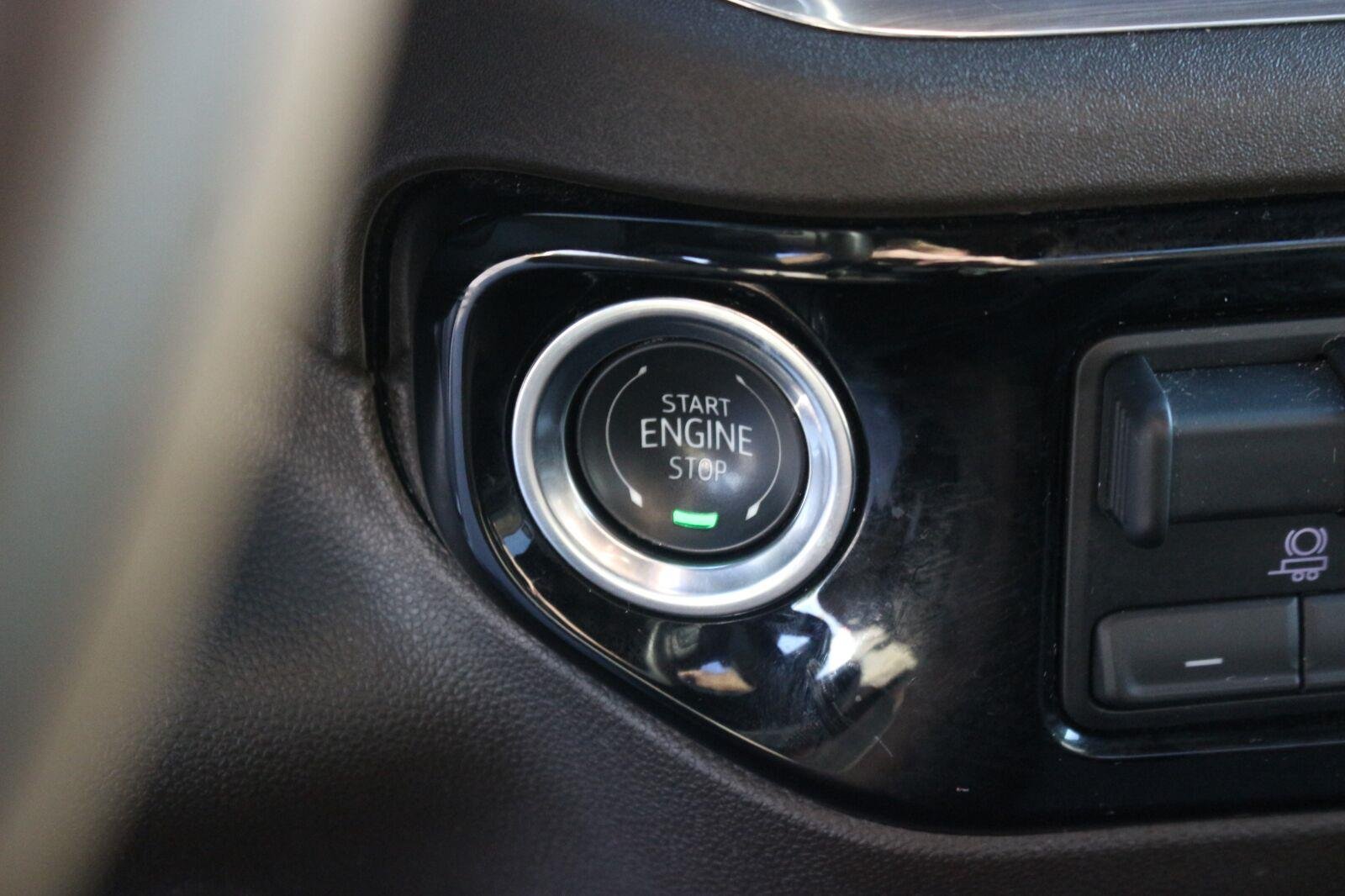 Used 2025 Summit White GMC SLT image 29