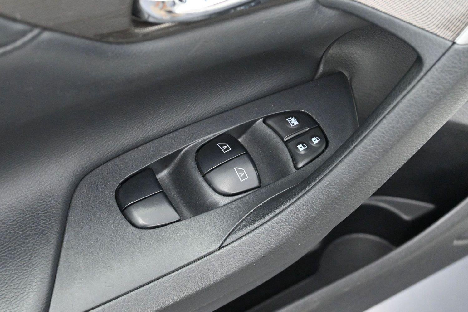 Used 2013 Pearl White Nissan 3.5 SL image 11