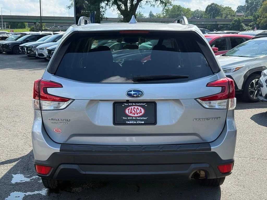 Used 2021 Ice Silver Metallic Subaru Premium image 9