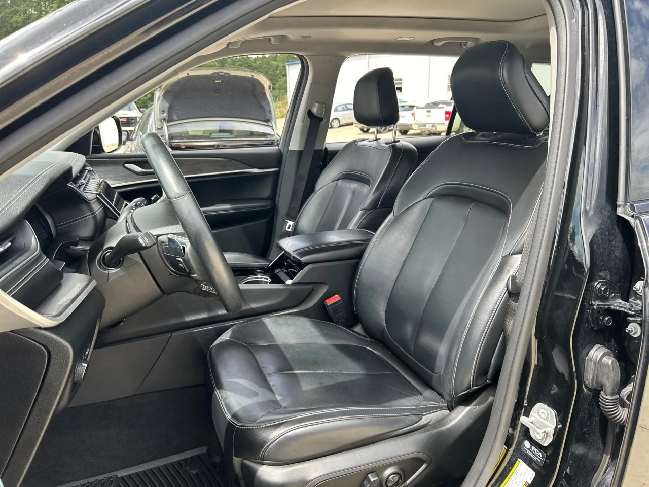 Used 2021  Jeep Limited image 16