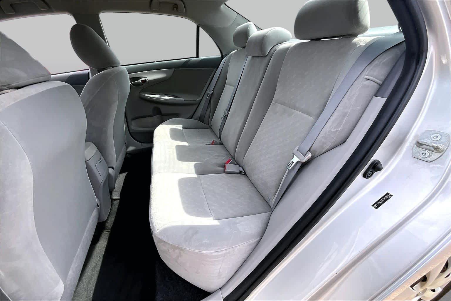 Used 2009 Classic Silver Metallic Toyota LE image 16